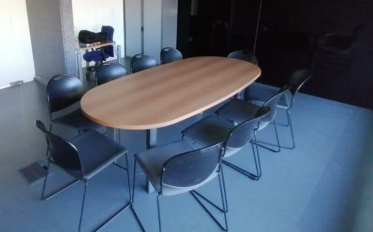 Mesa de reuniões na sala da CT do Porto